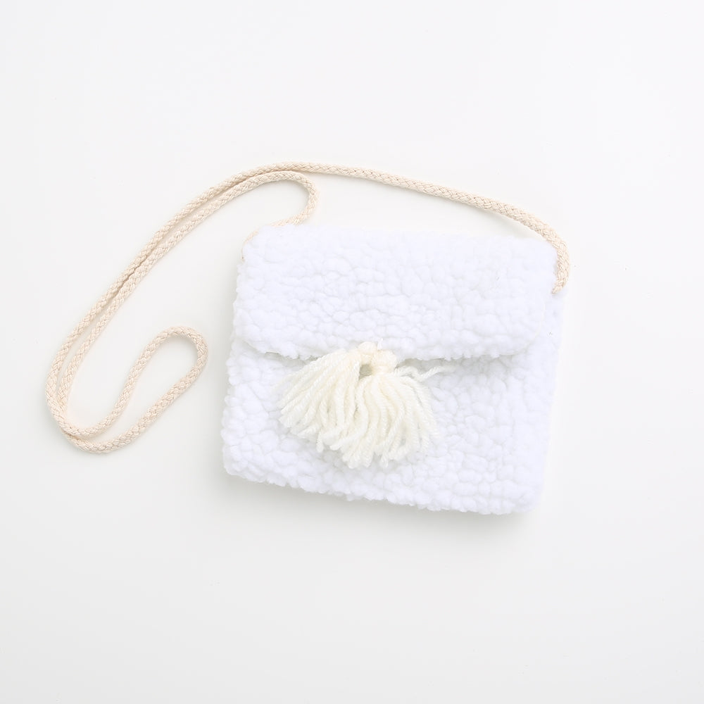 Tasche aus Plüsch mit Wollquaste weiß
