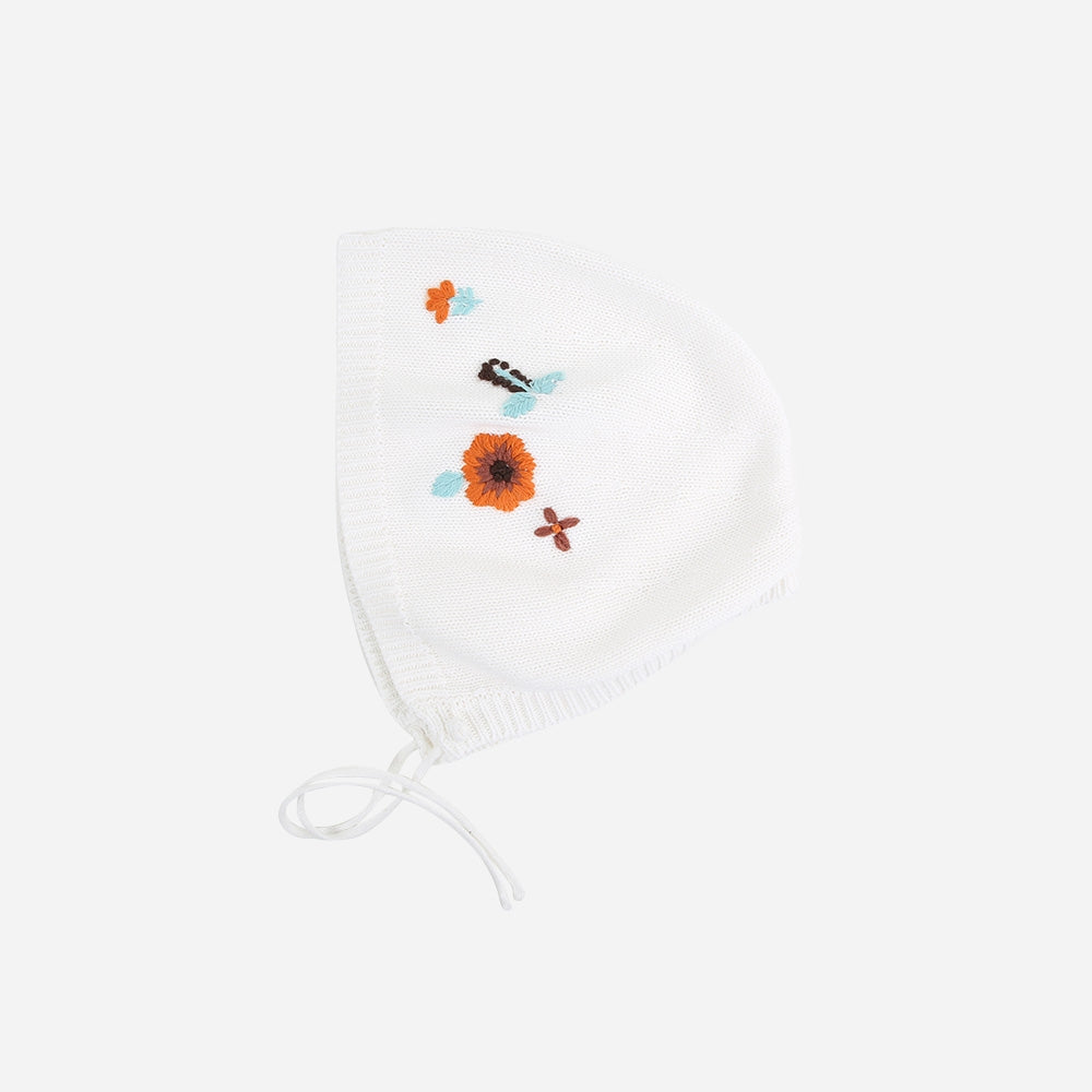 Strickhäubchen Blumenstickerei