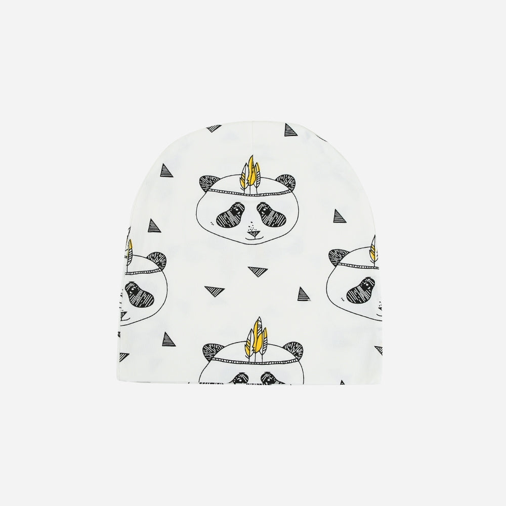 niedlicher und stylischer Beanie aus Baumwolle mit Pandamuster im Indiestyle auf weiß