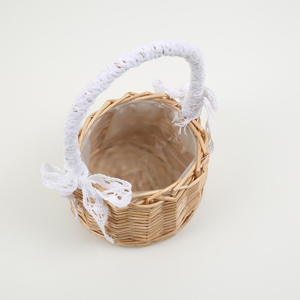 Rattantasche mit Spitzenband