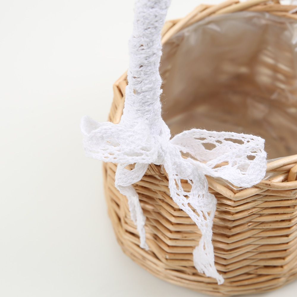 Rattantasche mit Spitzenband