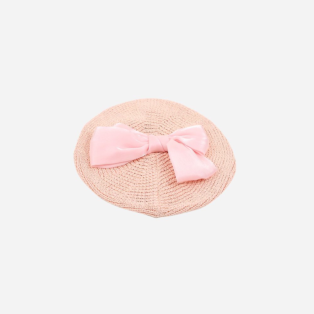 Die Baskenmütze mit rosa Satinschleife ist ein elegantes Accessoire, das jedes Outfit aufwertet.